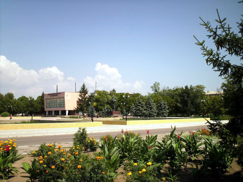 Archival view of Oleshky’s central square, photographed in 2007.